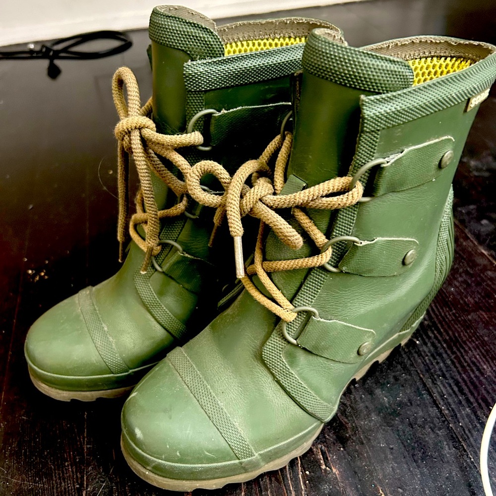 EUC Sorel Green Rubber Wedge Laced Boots US7.5